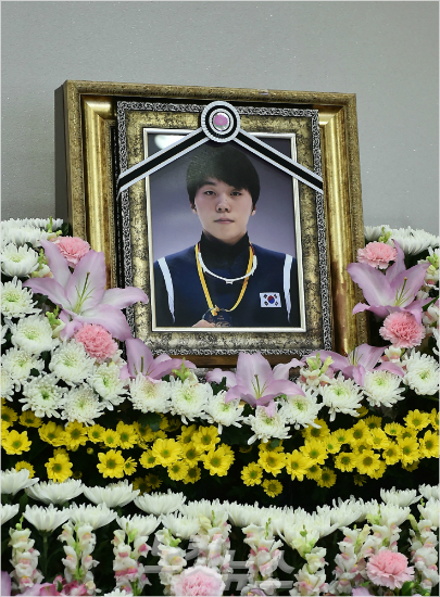 '하늘에서원없이달리렴'3일저녁암으로세상을떠나서울원자력병원에안치된쇼트트랙국가대표노진규의영정사진.(송대성기자)