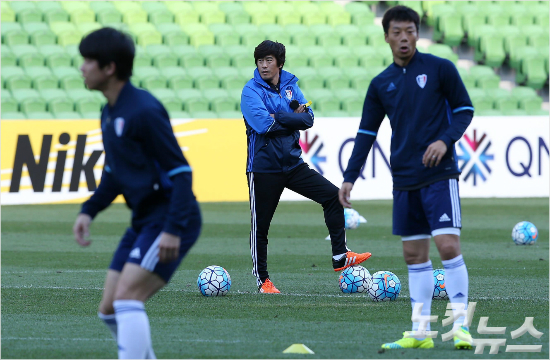 서정원수원삼성감독은어린선수들이주축이돼승점1점을가져온멜버른원정경기의분위기를이어안방에서열릴4차전은반드시승리해16강진출의발판을마련한다는구상을밝혔다.멜버른(호주)=박종민기자