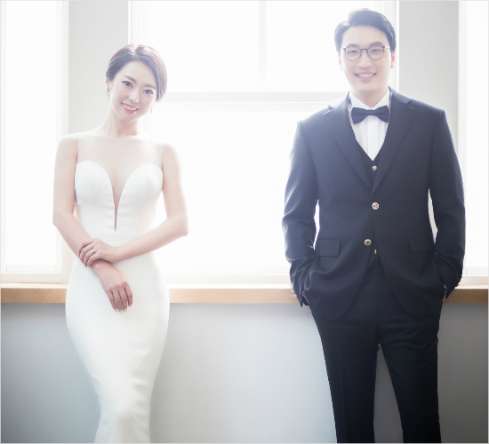 오는9일화촉을밝히는KBO류미선과장(왼쪽)과신랑황지완씨.(사진=KBO)