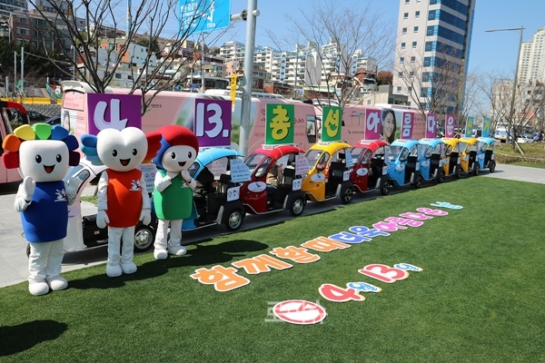 송상현광장에서래핑홍보버스와전기오토바이를활용해투표참여캠페인을벌이고있다.(사진제공=부산시선관위)