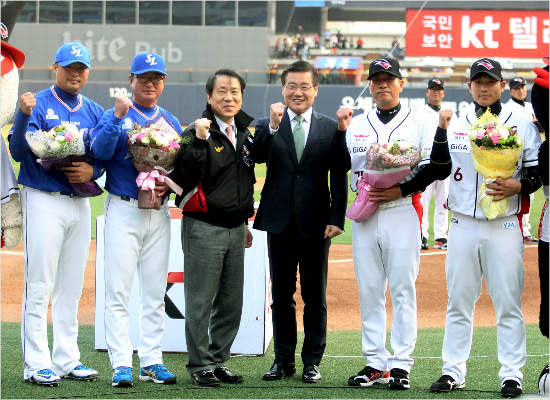 '이번에는다를까'케이티주장박경수(오른쪽부터),조범현감독,김동환삼성야구단대표이사와케이티스포츠김준교사장,삼성류중일감독,주장박한이가5일케이티홈개막전에앞서기념촬영을하고있다.(수원=삼성)