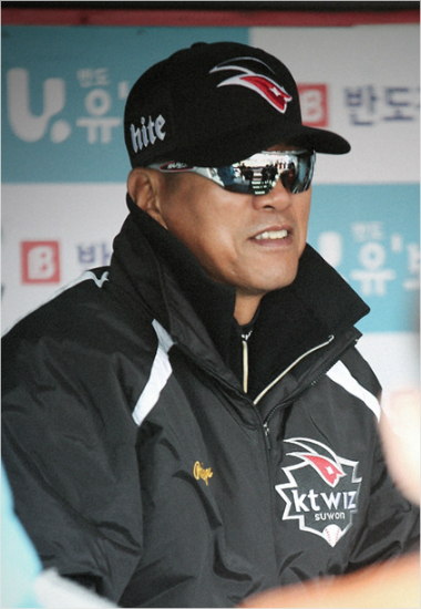 '지난해는정말흑역사였지'조범현케이티감독은5일삼성과홈개막전에서승리하면서창단첫1위에오르는감격을맛봤다.이에대해조감독은"1위보다더기쁜게있다"고강조했다.(자료사진=케이티)