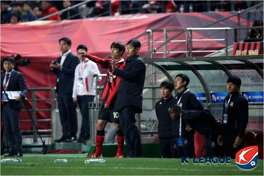 "제가들어가서골을넣으면되죠?"산둥의밀집수비에막힌FC서울.박주영이후반교체투입전최용수감독과대화를나누고있다.(사진=한국프로축구연맹제공)