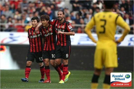 "(박)주영이는주연,난조연."팀을위해조연역할을자처한데얀.(사진=한국프로축구연맹제공)
