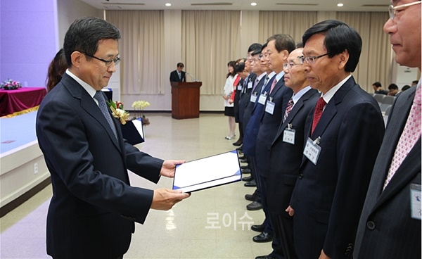 이강원법원장이위촉장을수여하고있다.