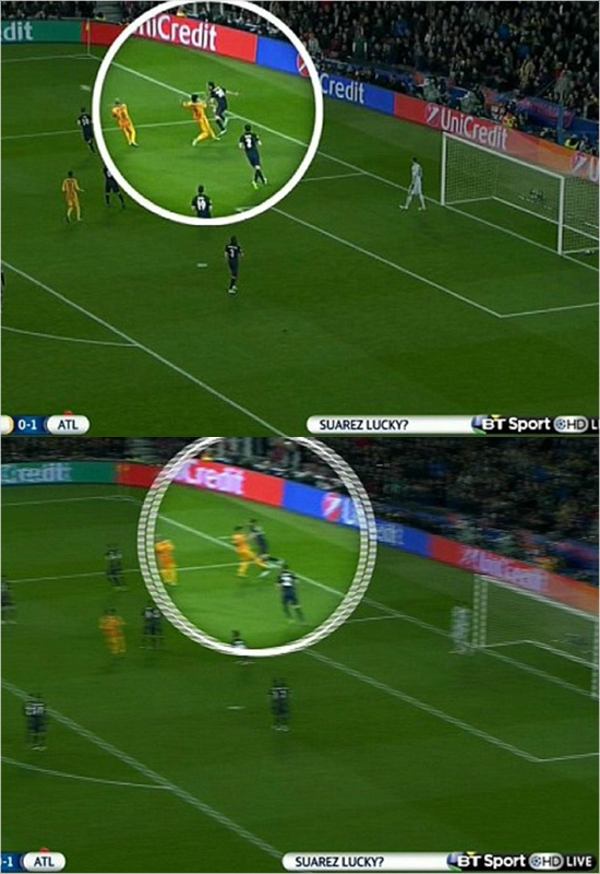 수아레스의발차기장면.첫캡처화면에서왼발로공을저지하다가두번째화면에서는오른발로후안프란을걷어차는모습이나온다.(BT스포츠중계화면캡처)