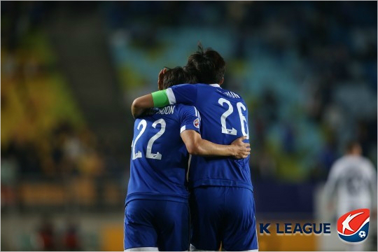 권창훈(왼쪽)과염기훈은유독힘겨운올시즌수원삼성의공격을이끌어가는두기둥이다.(자료사진=한국프로축구연맹)