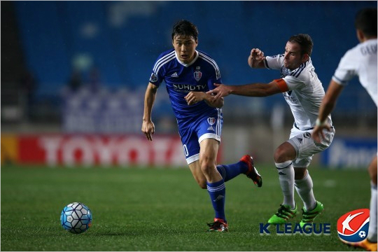 서정원감독은체격조건이좋은호주선수들을상대로수비형미드필더자리에박현범이아닌백지훈을세워공격력강화를노렸다.(자료사진=한국프로축구연맹)