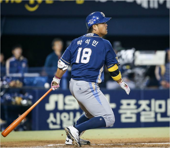 '너만큼해준다면야...'지난해역대최고몸값에이적해와올시즌초반제몫을해주고있는NC박석민.(자료사진=NC)