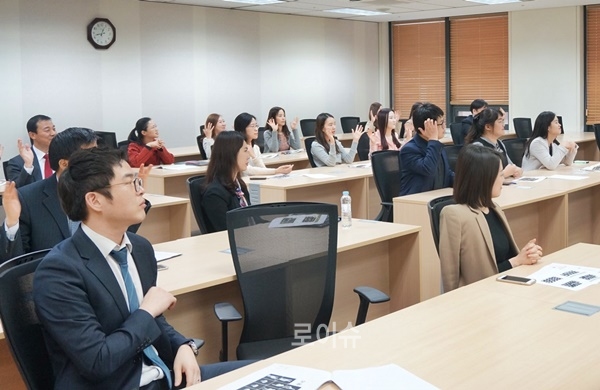 태평양과동천구성원들이수화를배우고있다.(사진제공=재단법인동천)