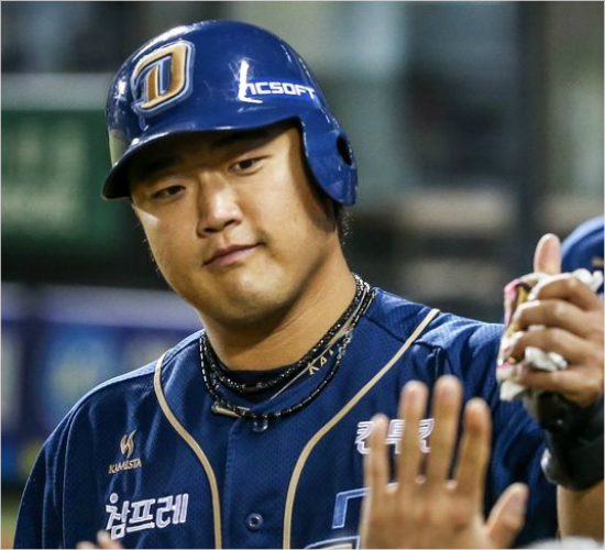 '브콜돼는잠시잊어주세요'NC박석민은이적첫시즌특유의개그본능보다는야구와팀우승을위해집중하는모습으로팀을이끌고있다.사진은7일잠실두산원정에서3회추가득점에성공한뒤동료들의격려를받는모습.(자료사진=NC)