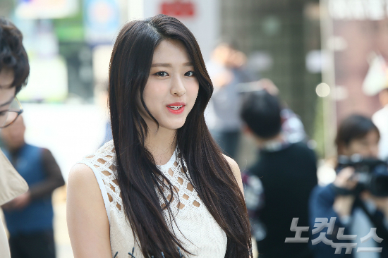 걸그룹AOA의설현이서울청담동청담주민센터에마련된사전투표소를찾아한표를행사했다.중앙선관위홍보대사인설연은95년생으로올해생애첫투표를했다.(사진=윤창원기자)