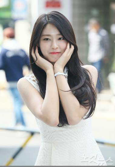 설현, 생애 첫 투표…"아름다운 선거 함께해요"