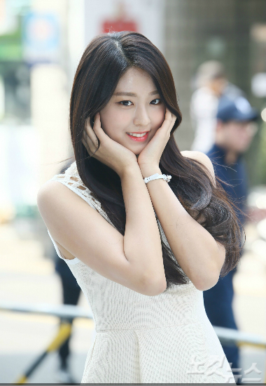 설현, 생애 첫 투표…"아름다운 선거 함께해요"