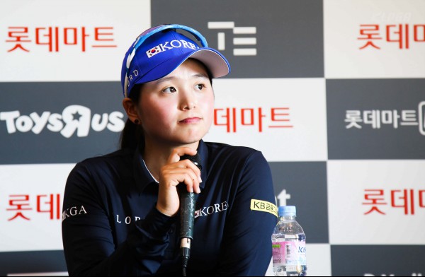 ▲최혜진이경기후가진인터뷰도중잠시생각에잠겨있다.사진=KLPGA제공