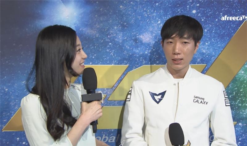 삼성 갤럭시 백동준(오른쪽)이 방송 인터뷰에 응하고 있다(사진=아프리카TV 생중계 화면 캡처).