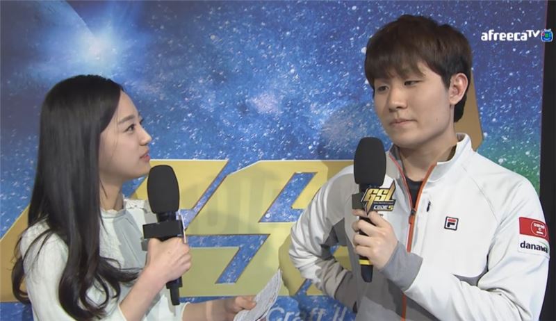 kt 롤스터 테란 전태양이 방송 인터뷰에 응하고 있다(사진=아프리카TV 생중계 화면 캡처).