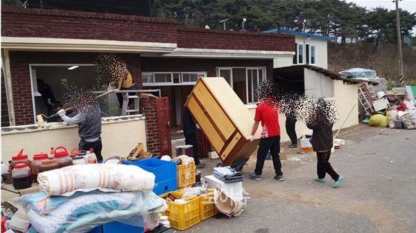 다문화가정주거환경개선작업을하고있다.(사진제공=창원보호관찰소)