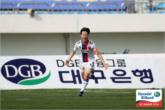 승격팀수원FC의주장이승현은2경기연속경기종료직전골을터뜨리며소속팀의4경기연속무패돌풍의중심에섰다.(자료사진=한국프로축구연맹)