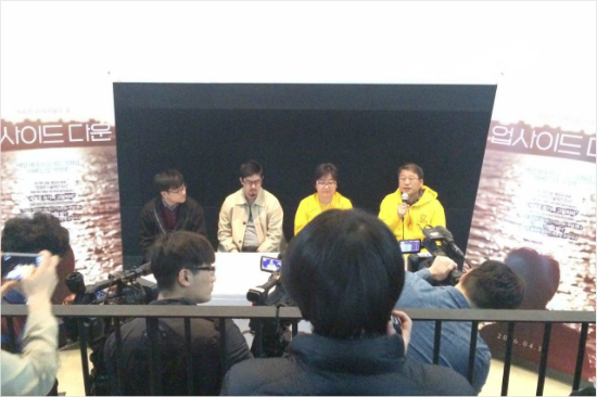 세월호다큐'업사이드다운'시사회에서유가족들과간담회중인김동빈감독(왼쪽에서두번째).(사진=시네마달제공)