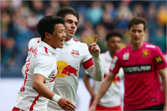 황희찬(왼쪽)이결승골을어시스트한뒤기뻐하고있다.(사진=레드불잘츠부르크페이스북)