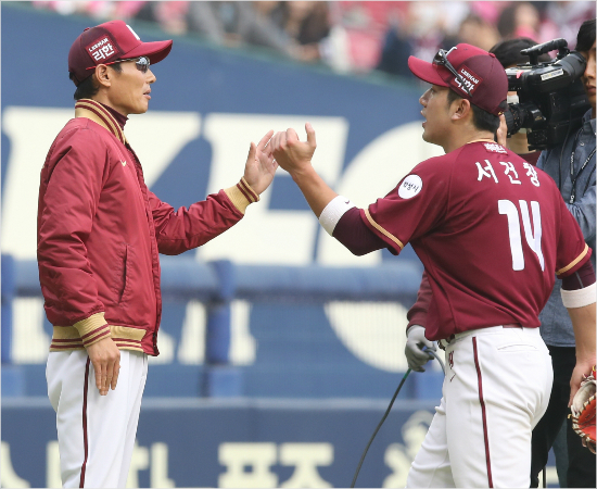 '잘했어,건창아'염경엽넥센감독(왼쪽)이10일두산과잠실원정에서역전승을거둔뒤주장서건창과하이파이브를하는모습.(자료사진=넥센)