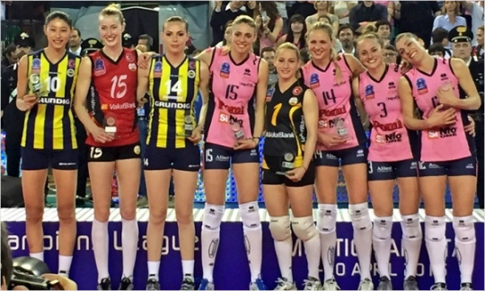 베스트아웃사이드스파이커로뽑힌김연경(왼쪽).(사진=유럽배구연맹트위터)