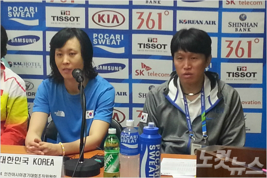 11일리우데자네이루올림픽여자농구대표팀사령탑에선임된위성우우리은행감독(오른쪽).사진은2014년인천아시안게임금메달을따낸뒤변연하와함께기자회견에들어선모습.(자료사진)