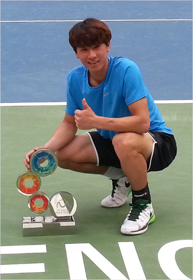 홍성찬이10일중국성도에서열린ITF주니어마스터스남자단식에서우승한뒤트로피와함께기념촬영한모습.(사진=대한테니스협회)