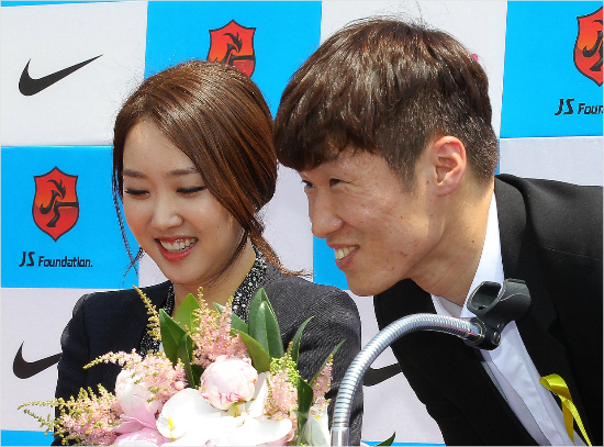 지난해11월태어난딸연우양을아직대중에공개하지않은박지성은자신과아내를반반씩닮았다고소개하며"눈은나보다커서성공적"이라고기뻐했다.박종민기자