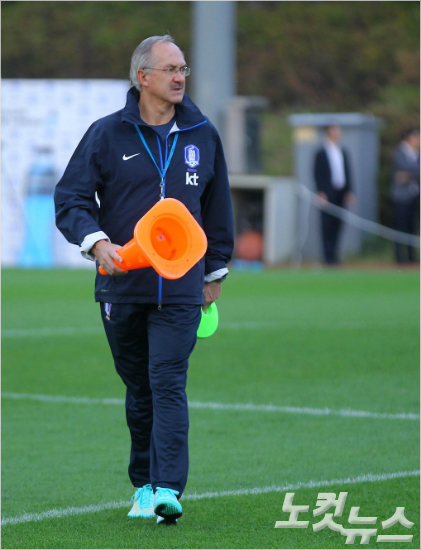 울리슈틸리케축구대표팀감독은2018러시아월드컵아시아지역최종예선조추첨을앞두고국제축구연맹(FIFA)과인터뷰에서한국의월드컵본선진출을낙관했다.박종민기자