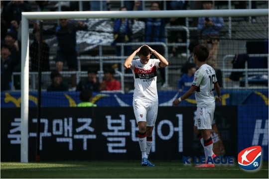 "이때는왜그랬을까."포항시절페널티킥을실축한뒤괴로워하는티아고.(사진=한국프로축구연맹제공)
