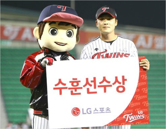 '첫감격'LG이형종이12일롯데와홈경기를승리로이끈뒤수훈선수상을받은모습.(자료사진=LG)