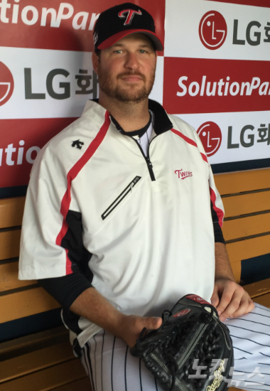 '한국반가워요~'LG트윈스새외국인투수스캇코프랜드가13일'2016타이어뱅크KBO리그'LG-롯데경기가열리는잠실구장에모습을드러냈다.(사진=송대성기자)