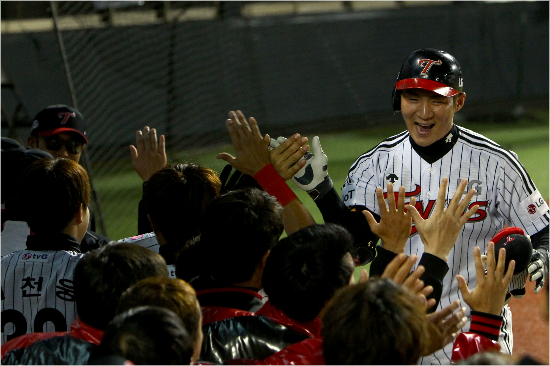 LG오지환이13일잠실에서열린롯데전4회말공격에서솔로홈런을터뜨린뒤동료들의축하를받고있다(사진제공=LG트윈스)