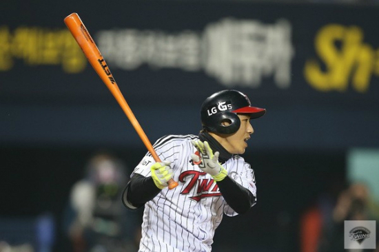 '나는잠실사나이!'LG트윈스이천웅이13일잠실구장에서열린'2016타이어뱅크KBO리그'LG와롯데경기에서팀이1-0으로앞서던2회말2사만루상황에서2타점적시타를때리고있다.(사진=LG트윈스제공)