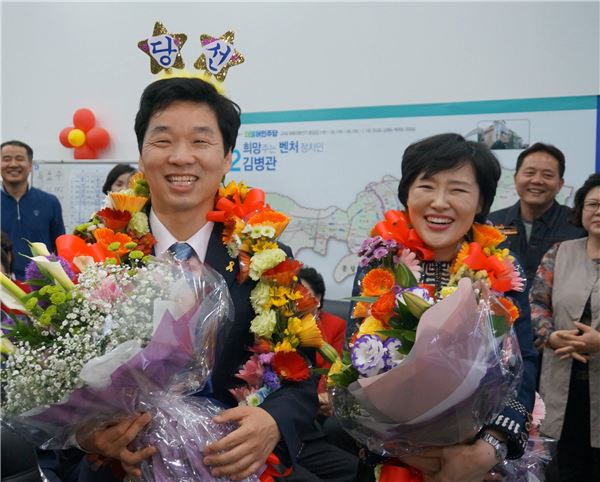 당선 후 환하게 웃고 있는 김병관 당선인(출처=김병관 당선인 페이스북).