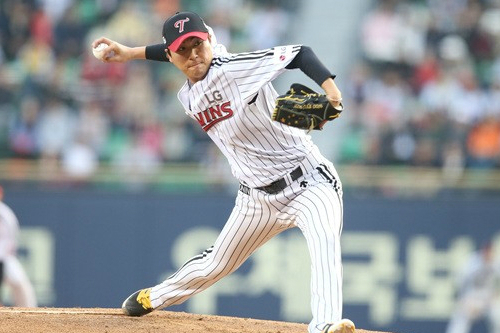 '첫승신고합니다!'LG트윈스투수우규민이13일잠실구장에서열린'2016타이어뱅크KBO리그'롯데와경기에서역투하고있는모습.(사진=LG트윈스제공)