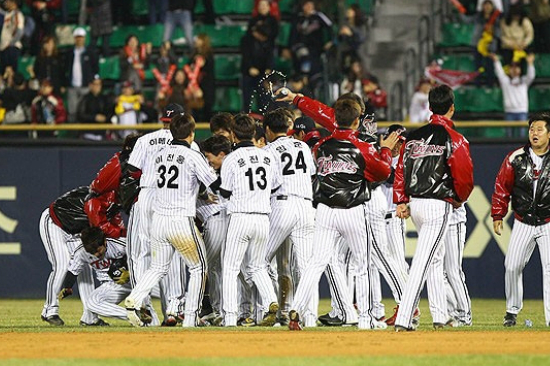 '홈에선안져!'LG트윈스가'2016타이어뱅크KBO리그'홈경기를모두이기는저력을보이고있다.사진은지난1일한화와개막전에서끝내기승기를거둔LG선수들.(사진=LG트윈스제공)