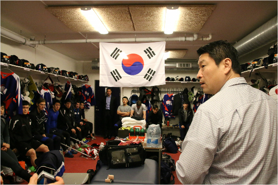 백지선감독이이끄는남자아이스하키대표팀은24일부터폴란드카토비체에서열리는2016국제아이스하키연맹(IIHF)아이스하키세계선수권디비전1그룹A대회에서2013년의5위를뛰어넘는역대최고성적을목표로한다.(자료사진=대한아이스하키협회)