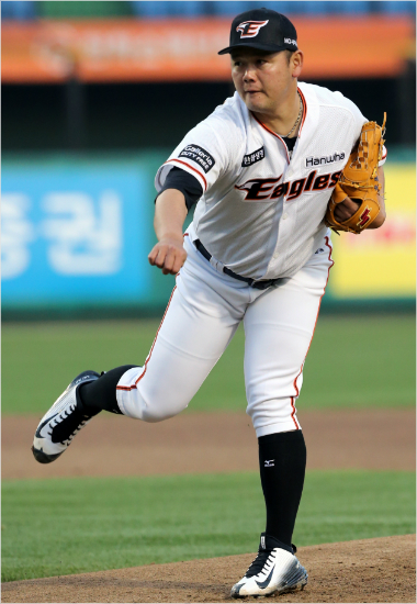 '뭐를잘못한거니'한화송창식이14일두산과홈경기에서투구하는모습.(대전=한화이글스)