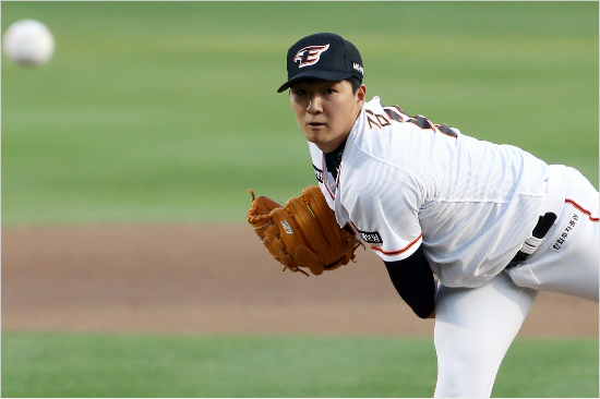 14일두산과홈경기에서아웃카운트2개만잡고강판된한화좌완김용주.이때는1점만내준상황이었지만이후송창식이만루홈런을맞으면서자책점이4개로늘었다.(자료사진=한화)