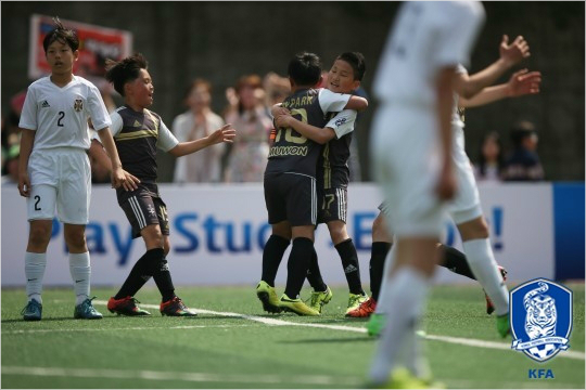 경기무원초등학교의5학년측면공격수성신(등번호17번)은1골1도움의맹활약으로소속팀의3-1역전승을이끌며울리슈틸리케축구대표팀감독의눈을사로잡았다.(자료사진=대한축구협회)