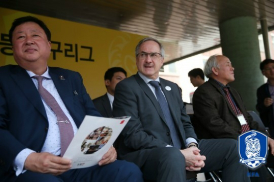'유소년축구발전을위해!'울리슈틸리케축구대표팀감독이15일고양에위치한무원초등학교에서열린'2016대교눈높이전국초등축구리그'무원초등학교와능곡초등학교경기를관람하고있다.(사진=대한축구협회제공)