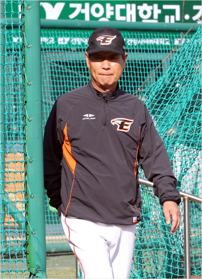 '야신,시련의봄'한화김성근감독이15일LG와홈경기를앞두고선수들을지도하기위해그라운드에나선모습.(대전=한화이글스)