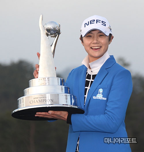 ▲박성현이삼천리투게더오픈우승뒤트로피를들고환하게웃고있다.안산=조원범기자