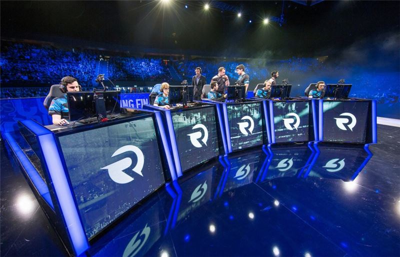 오리겐 선수들이 경기석에 앉아 경기를 치르고 있다(사진=라이엇게임즈 제공).