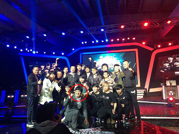 '정중앙에 있어야 하는 것은 우승컵이 아니라 손대영'이라는 구단주의 말에 중앙을 꿰찬 손대영 코치(붉은 원, 사진 제공=EDG).