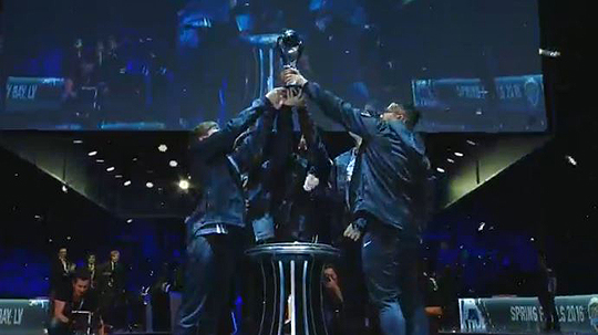 우승컵을 들어올리는 카운터 로직 게이밍. (사진=트위치tv 중계 캡처)