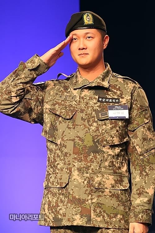 ▲지난해연말열린KPGA투어대상시상식에참석한국군체육부대소속허인회가군복을입은채경례를하고있다.허인회는지난해KPGA투어에상무소속으로출전,개막전인동부화재프로미오픈에서우승을차지한등군풍을이끌었었다.사진_마니아리포트DB